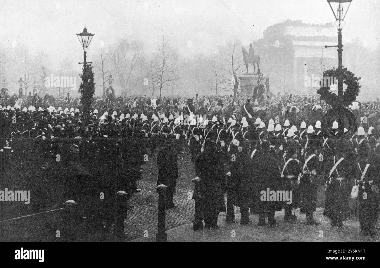 Les funérailles de la reine Victoria. Le cercueil passant devant le Wellington Monument à Hyde Park Corner. 2 février 1901 Banque D'Images