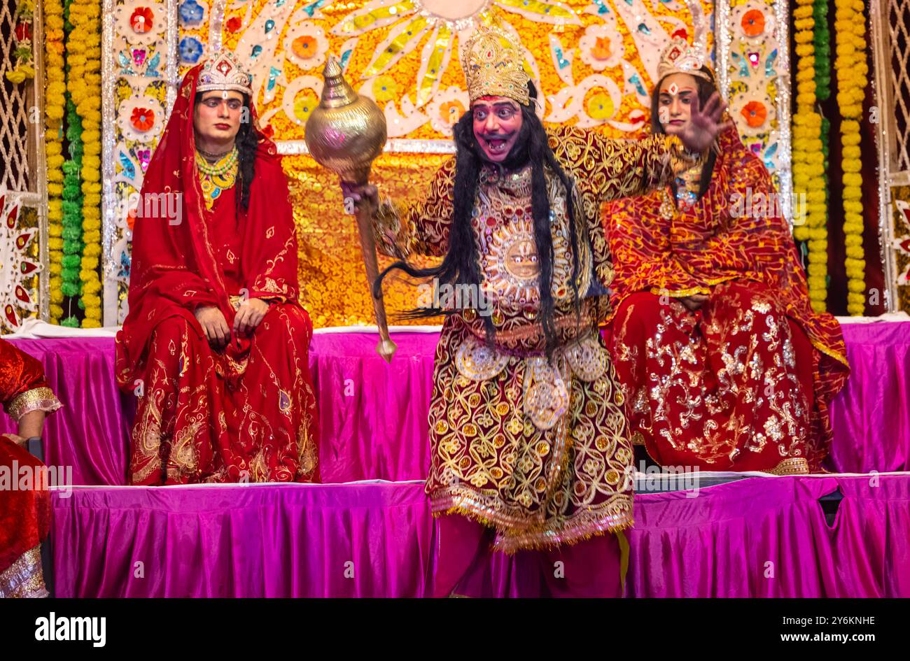 Portrait des artistes indiens jouant des personnages du livre sacré hindou ramayana in ramlila pendant le festival dussehra. Banque D'Images