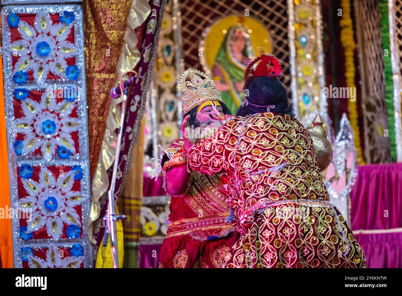 Portrait des artistes indiens jouant des personnages du livre sacré hindou ramayana in ramlila pendant le festival dussehra. Banque D'Images