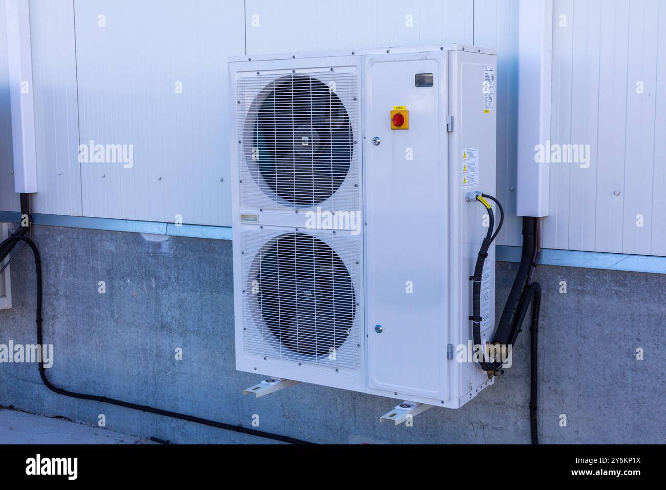 Pompe à chaleur contre un mur Banque D'Images