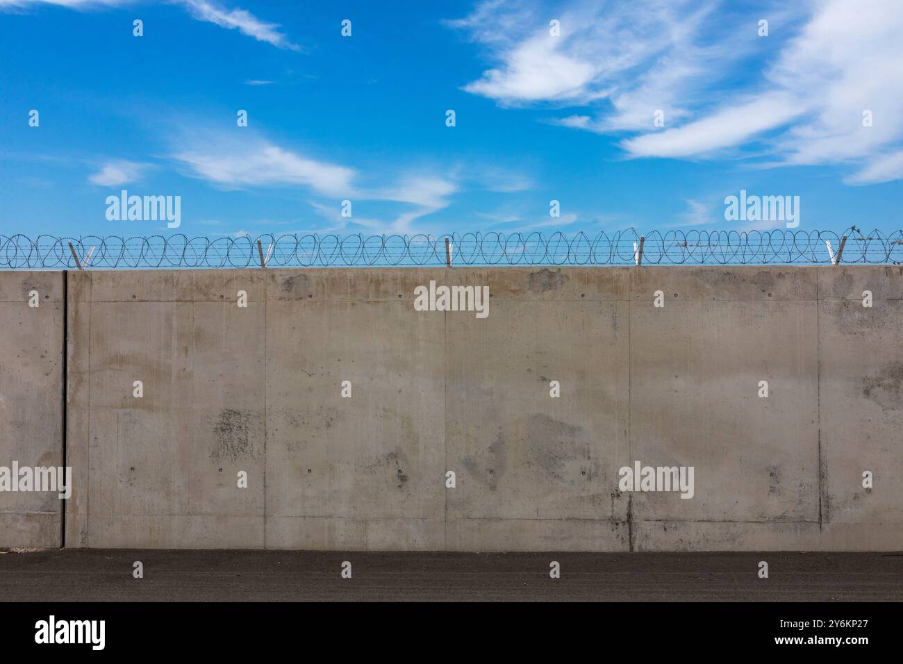 Mur et clôture sur fond de ciel bleu Banque D'Images