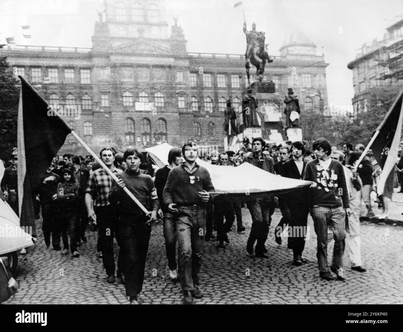 Prague printemps 1968 des Tchécoslovaques manifestent sur la place Venceslas après que le chef du parti Alexandre Dubcek eut prononcé son discours à la radio à la nation, peu après son retour avec le président Svoboda et M. Cornik , le premier ministre des pourparlers de Moscou. Le peuple tchèque a été informé des conditions qui avaient été acceptées en échange du départ de l'occupation soviétique le 28 août 1968 Banque D'Images