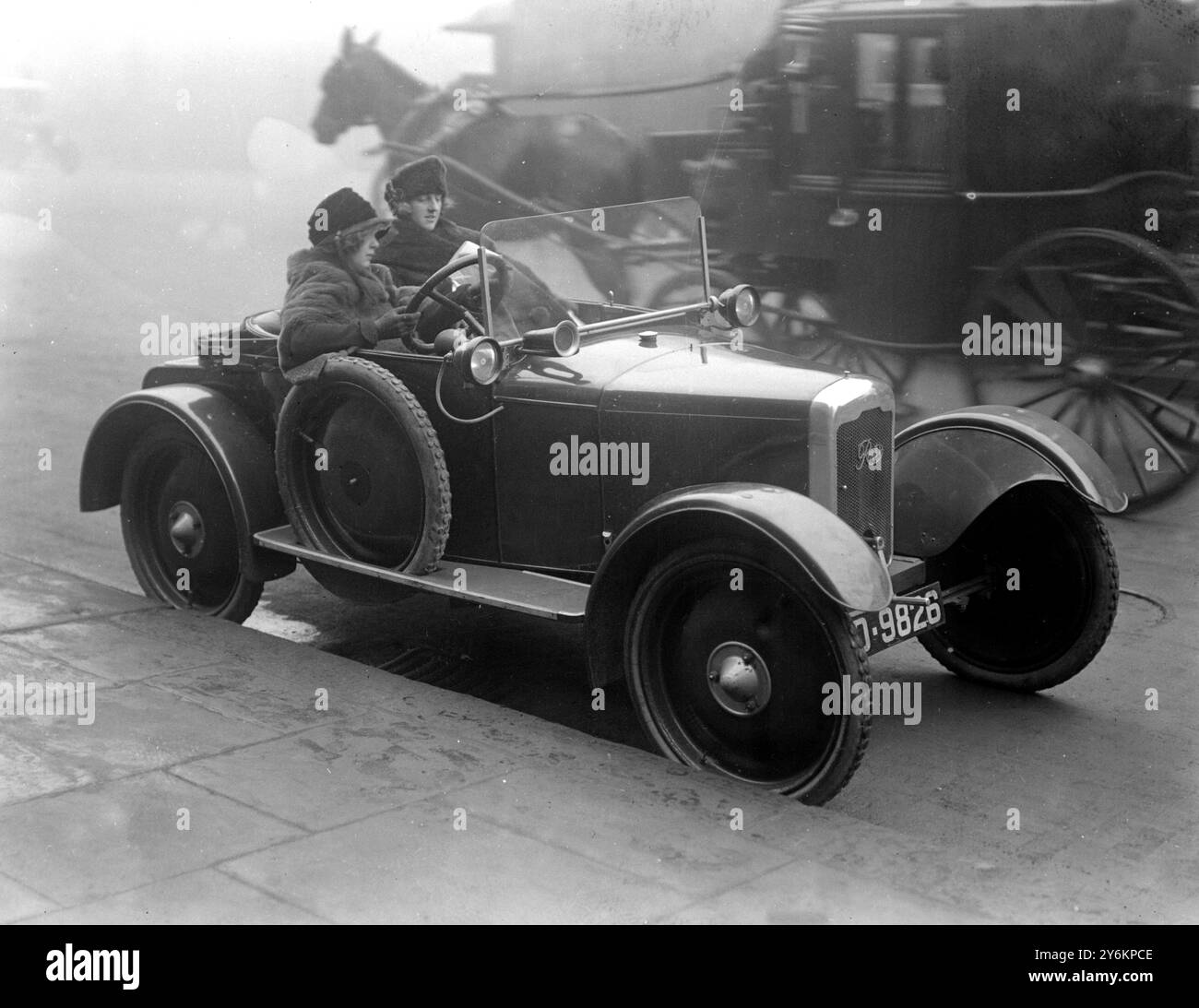 Mlle Megan Lloyd George dans sa voiture. 14 décembre 1921 © TopFoto Banque D'Images