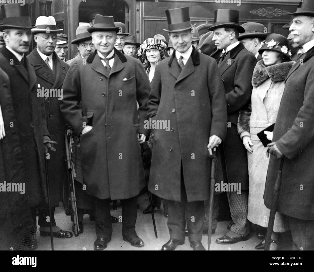 M. Bonar Law accueille Lord Curzon à Victoria après la Conférence de Lausanne le 6 février 1923 - Andrew Bonar Law (16 septembre 1858 - 30 octobre 1923) était un homme d'État du Parti conservateur britannique d'origine canadienne et premier ministre - George Nathaniel Curzon, 1er marquis Curzon de Kedleston, KG, GCSI, GCIE, PC (11 janvier 1859 - 20 mars 1925) était un homme d'État conservateur britannique et pair héréditaire sept fois, qui a été vice-roi de l'Inde et ministre des Affaires étrangères. © TopFoto Banque D'Images