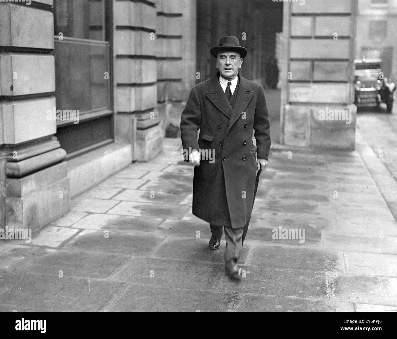 Sir Robert Horne quittant Devonshire House en route pour la réunion du Great Western Railway (quand il a été élu président à la place du regretté vicomte Churchill) - 26 janvier 1934 - Sir Robert Horne photographié dans son bureau le 7 novembre 1924 - Robert Stevenson Horne, 1er vicomte Horne de Slamannan, GBE, PC, KC (28 février 1871 - 3 septembre 1940) était un homme d'affaires et un politicien et avocat unioniste écossais. © TopFoto Banque D'Images
