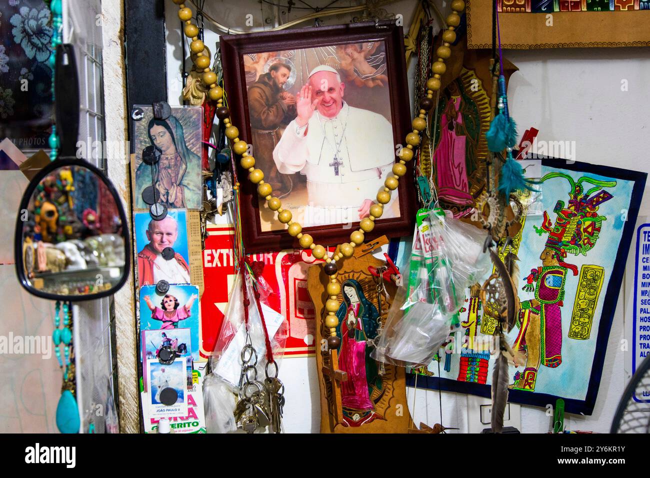 Mexique, état de Quintana Roo, Tulum, culte de la personnalité et adoration du pape François Banque D'Images