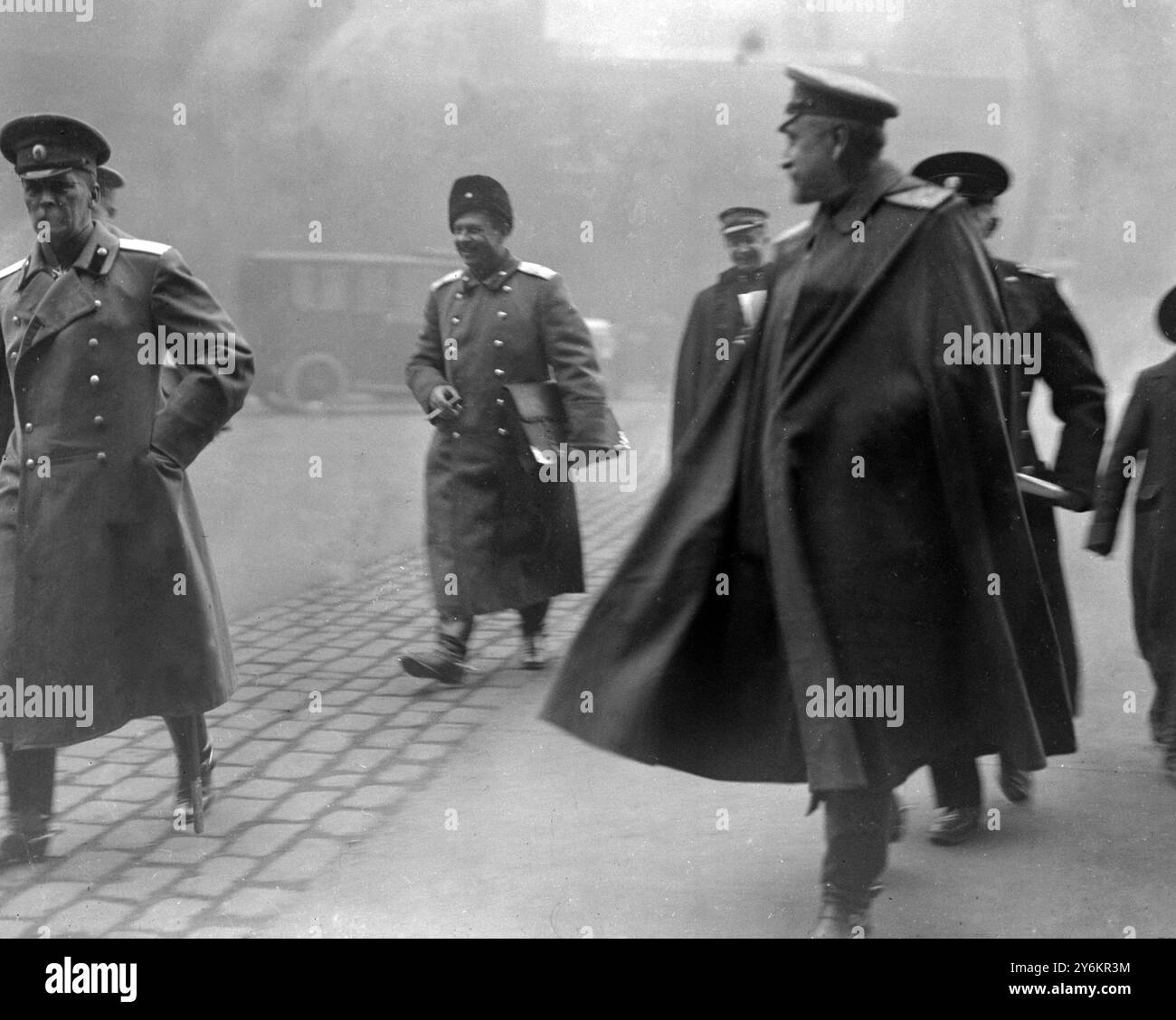 Officiers de l'armée russe quittant le ministère des munitions , Londres après une conférence avec M. Lloyd George, ministre britannique de la Guerre. 1916 Banque D'Images