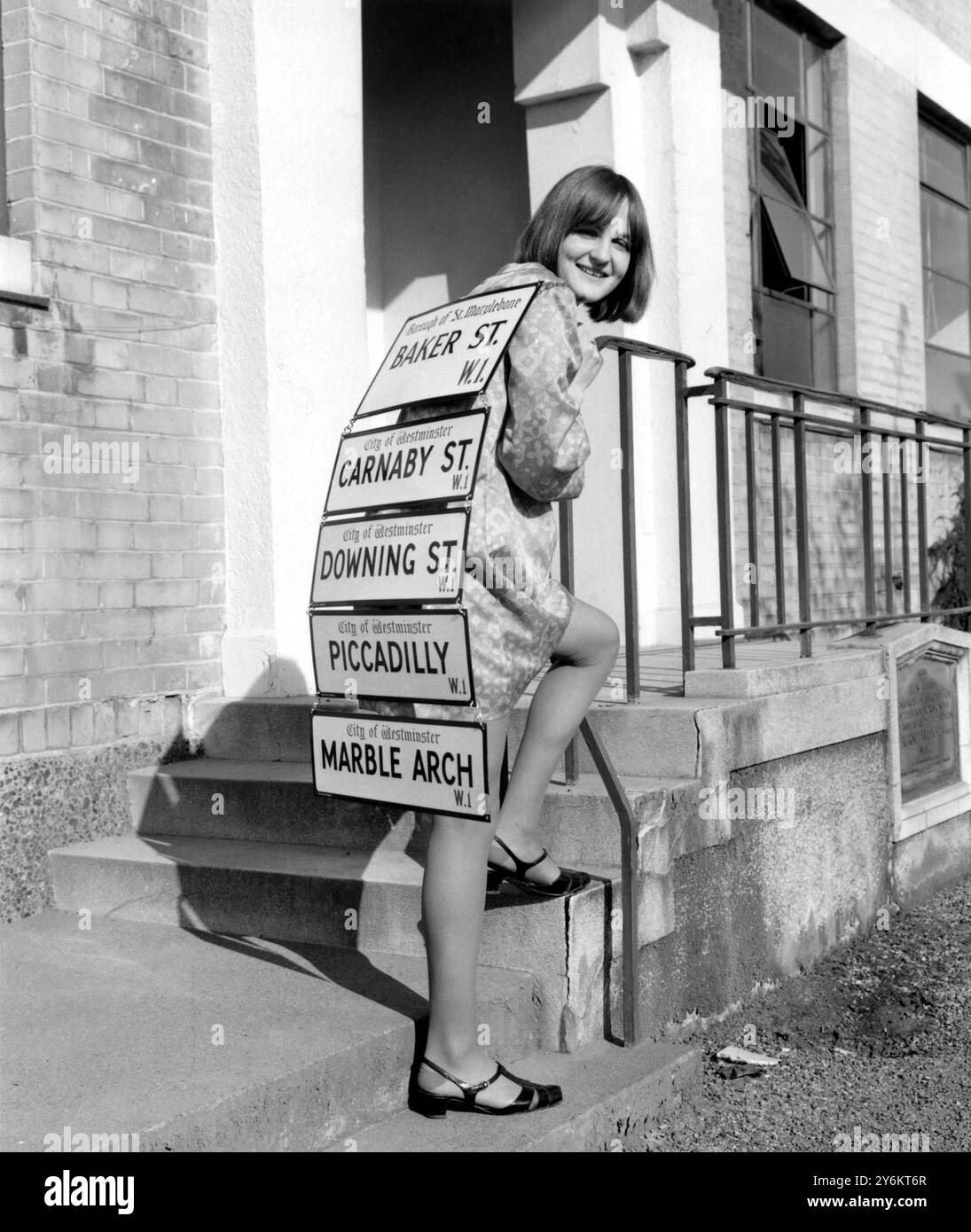 Le dernier engouement en Amérique est pour les panneaux de nom de rue de Londres , modelé ici par Camilla Burnham dont le père Pat les fabrique. Banque D'Images