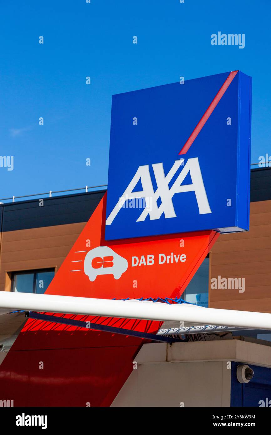 Distributeur de billets AXA dans le lecteur Banque D'Images