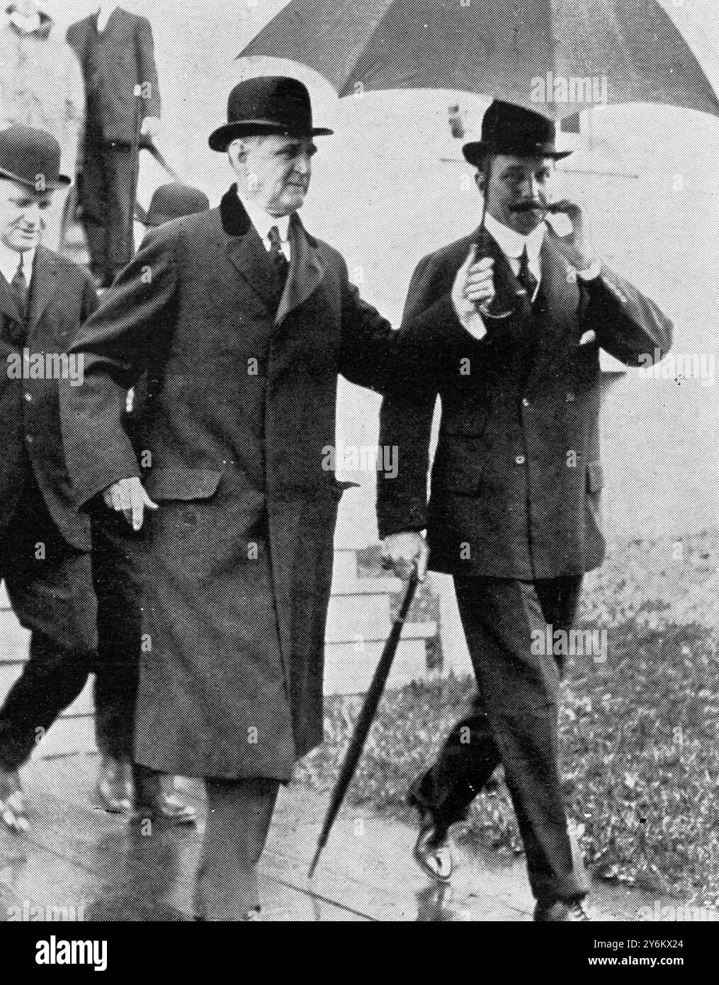 De l'autre côté : les survivants de la catastrophe du Titanic à New York. En route pour une réunion de la Commission sénatoriale : M. P.A.S. Franklin, vice-président de la Société internationale de la Marine marchande, qui croyait le «Titanic» insubmersible : et M. J. Bruce Ismay, directeur général de la White Star Line un survivant. 4 mai 1912 Banque D'Images