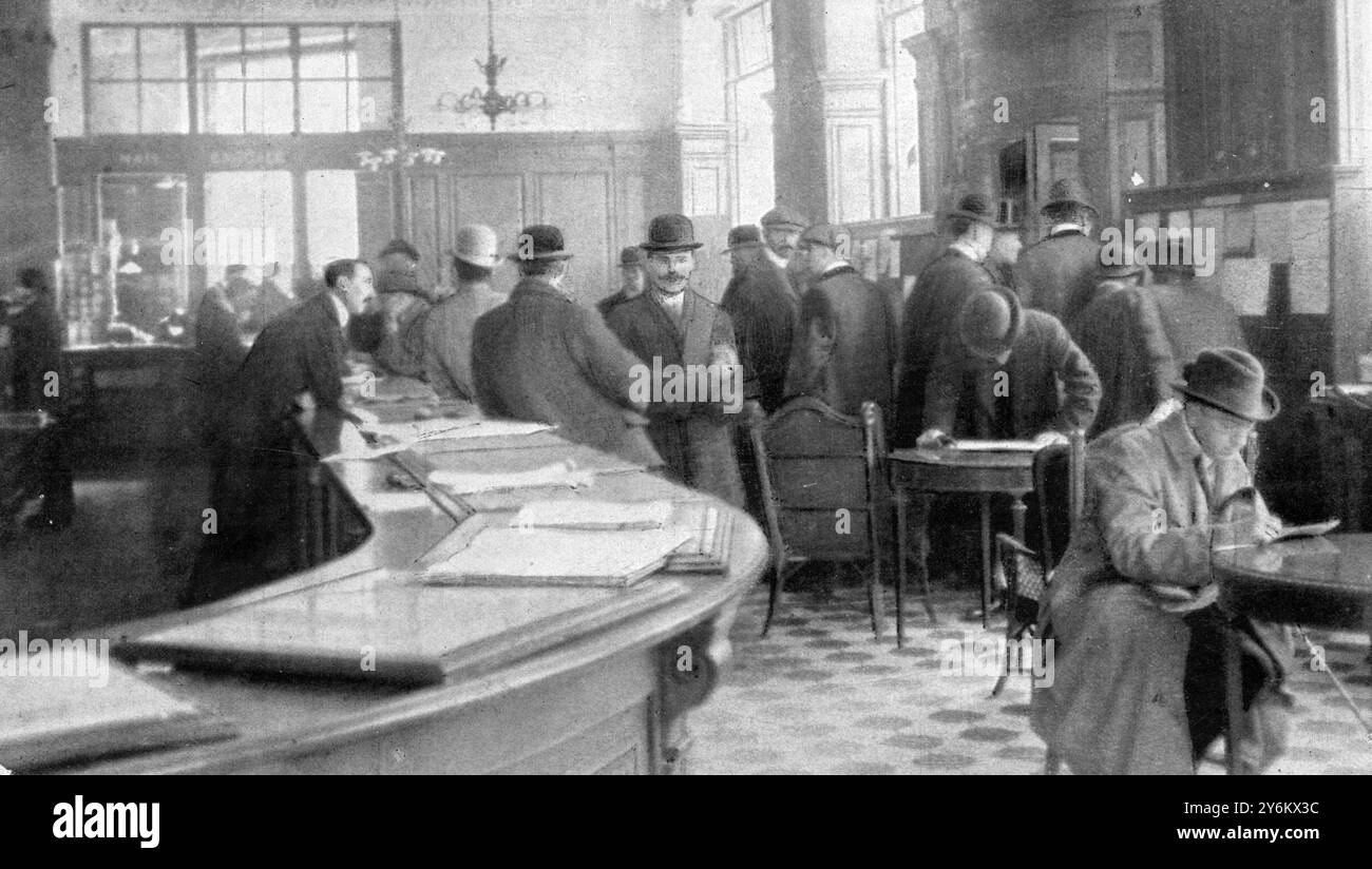 Envie de nouvelles des passagers du Titanic : le bureau de l'étoile blanche. Lorsque les drapeaux de la ligne étaient en Berne après le naufrage du Titanic avec de grandes pertes en vies humaines : des enquêteurs anxieux au West - End Office de la White Star Company à Cockspur Street. 20 avril 1912 Banque D'Images