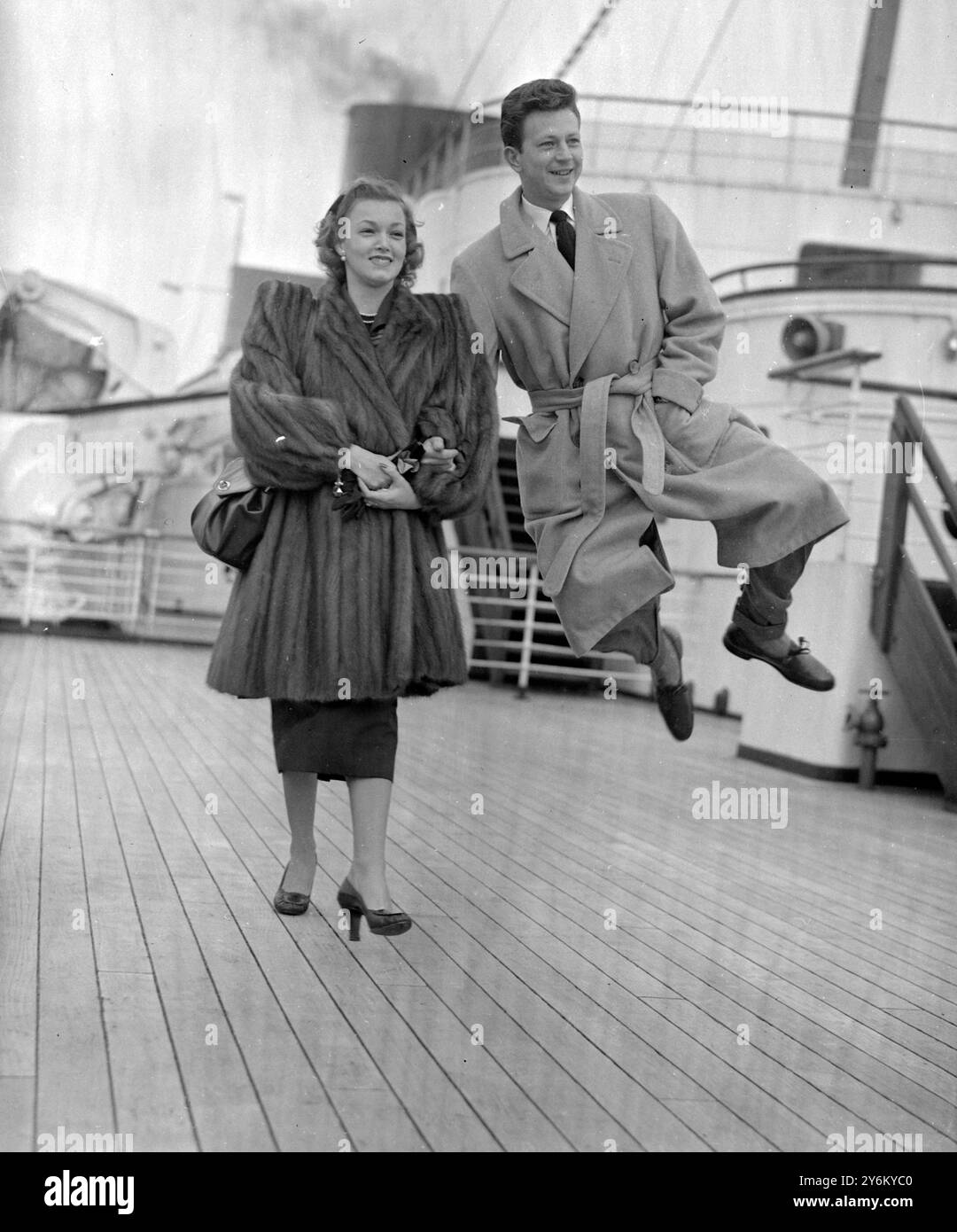 Southampton : High Kicking high sprits de l'acteur de cinéma et danseur excentrique Donald O'Connor vu à l'arrivée ici à bord du Queen Elizabeth de New York avec sa charmante épouse. Donald doit apparaître dans l'ouverture du show au palladium de Londres le lundi 912 mars). 8 mars 1951 Banque D'Images