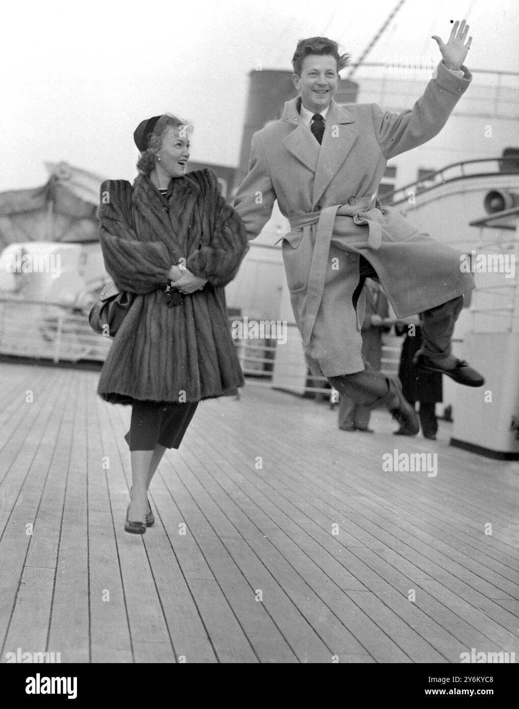 Southampton : High Kicking high sprits de l'acteur de cinéma et danseur excentrique Donald O'Connor vu à l'arrivée ici à bord du Queen Elizabeth de New York avec sa charmante épouse. Donald doit apparaître dans l'ouverture du show au palladium de Londres le lundi 912 mars). 8 mars 1951 Banque D'Images