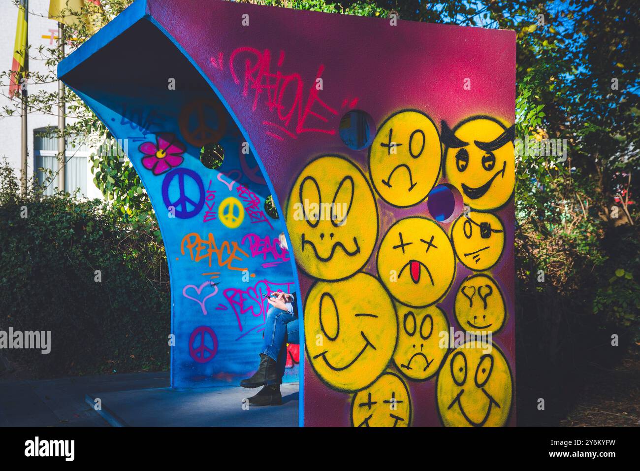 Tags sur un abri de bus en Belgique Banque D'Images