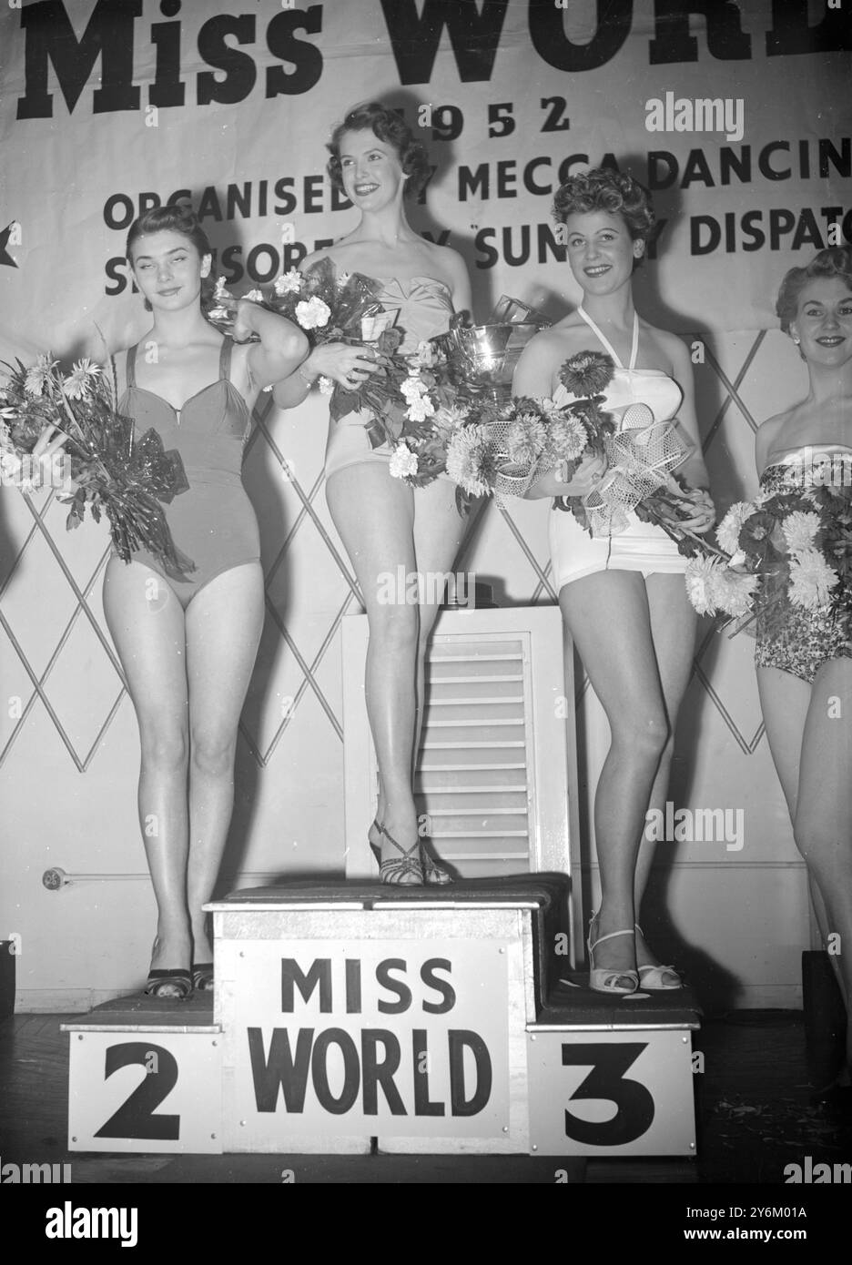 De gauche à droite Miss Sylvia Muller de Suisse (2e). Miss May Louise Flodin de Suède (gagnante) et Miss Vera Marks d'Allemagne (3e) sont vues sur la tribune après que Miss Flodin ait remporté le titre de Miss monde au Lyceum de Londres, ce soir. 14 novembre 1952 Banque D'Images