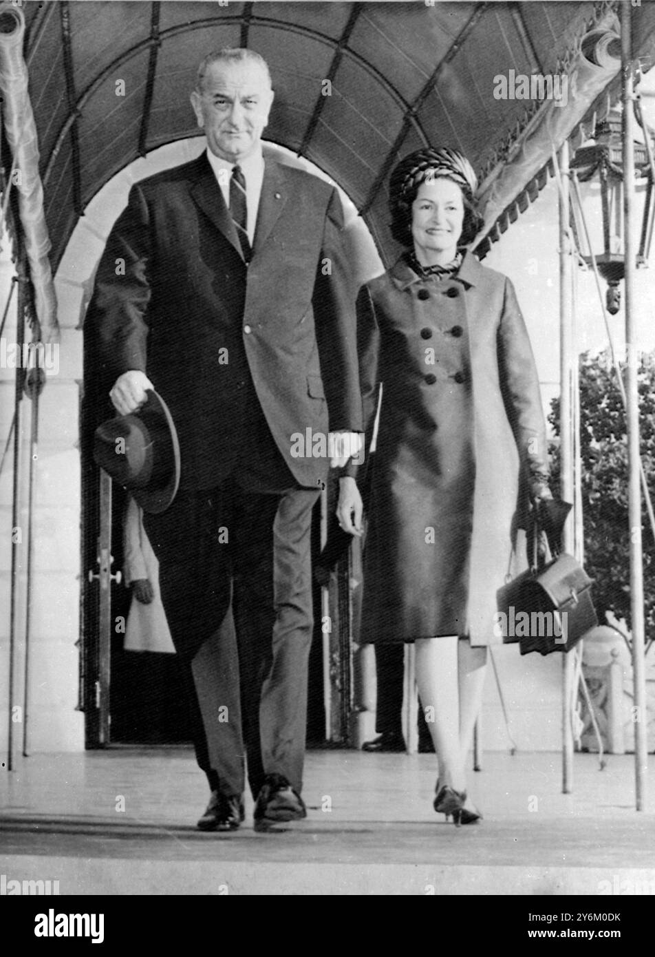 Washington, D.C. USA : un président américain déterminé Lyndon B. Johnson accompagné de son épouse Mme Claudia 'Lady Bird' Johnson, est montré quittant la Maison Blanche aujourd'hui au début du voyage historique en extrême-Orient. Ils ont volé en hélicoptère à l'aéroport de Dulles où ils ont embarqué à bord du Presidential Jet liner Air Force One pour le vol sans escale vers Hawai, première étape de leur voyage de 25 000 miles qui gardera le directeur général hors du pays jusqu'au 2 novembre. Le Président est sur une mission historique de diplomatie personnelle en extrême-Orient cherchant à ramener la paix dans le Sud-est troublé Banque D'Images