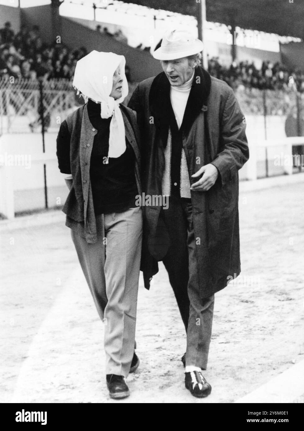 Nice, Côte d'Azur - il ne faut pas se tromper l'homme au chapeau blanc. C'est le chanteur comédien américain Danny Kaye. Mais qui est la femme avec lui ? Elle est une star de Yester-année ...... Une star d'aujourd'hui , son nom Katherine Hepburn . Les deux stars tournent actuellement la folle femme de Chaillot dans des studios près d'ici . 15 mars 1968 Banque D'Images