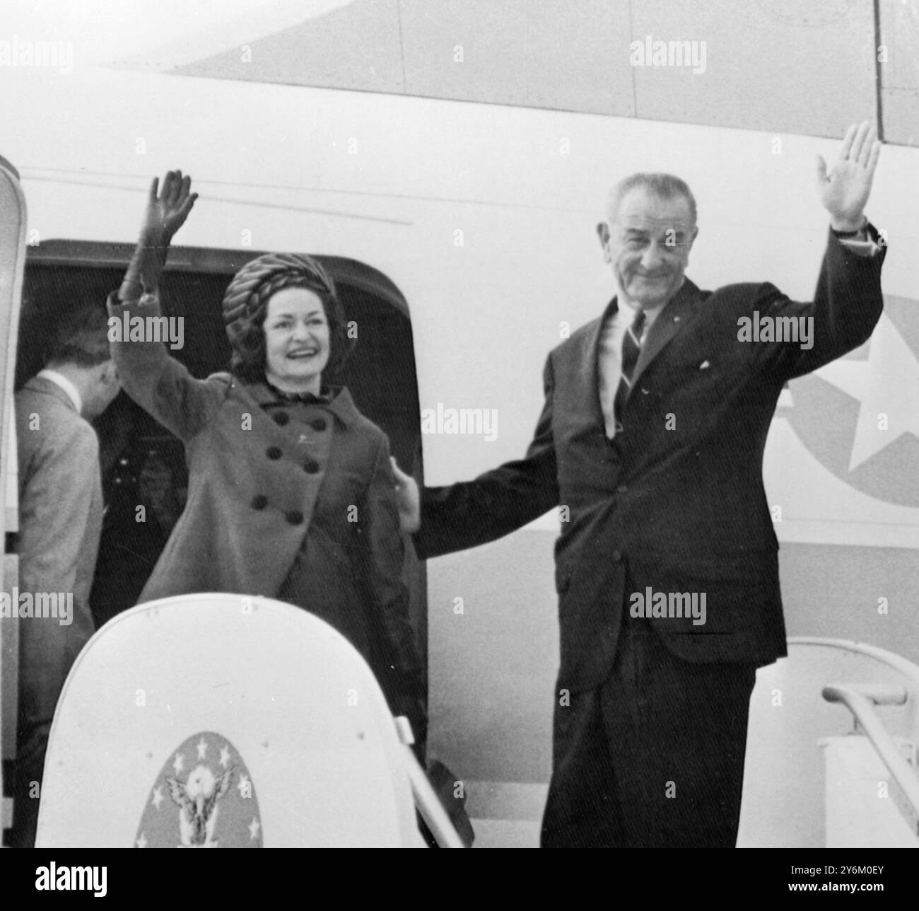 Aéroport de Dulles, Washington : le président, M. Lyndon B. Johnson et Mme Claudia 'Lady Bird' Johnson font un signe de la rampe aujourd'hui, 17 octobre, alors qu'ils se préparent à monter à bord de l'avion présidentiel pour décoller pour la tournée des présidents en Asie du Sud-est. La tournée couvrira la Nouvelle-Zélande, l'Australie, les Philippines, la Thaïlande, la Malaisie et la Corée du Sud. 17 octobre 1966 Banque D'Images