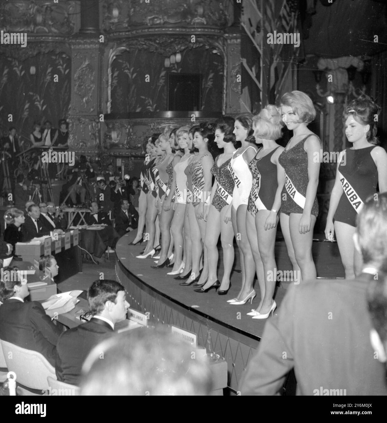 Londres s'est alignée sur la scène du concours de beauté « Miss monde » du Lyceum. De droite à gauche, « Miss Aruba », Regina Croes ; « Miss Austria », Victoria Lazak; "Miss Belgique", Daniele Defrere ; "Miss Brésil", Maria Izabel de Avellarelias ; "Miss Canada", Mary Louise Farrell ; "Miss Cyelon", Marina Swan; Miss Colombia, Paulina Vargas ; Miss Danemark, Yvonne Mortensen ; Miss Équateur Maria de Lourdes Anda ; Miss Finlande, Maila Maria Ostring ; Miss France, Jacqueline Gayraud, et "Miss Chine libre", Linda Lin. Le concours a été remporté par Miss Royaume-Uni, Ann Sydney, 20 ans, avec Miss Arge Banque D'Images