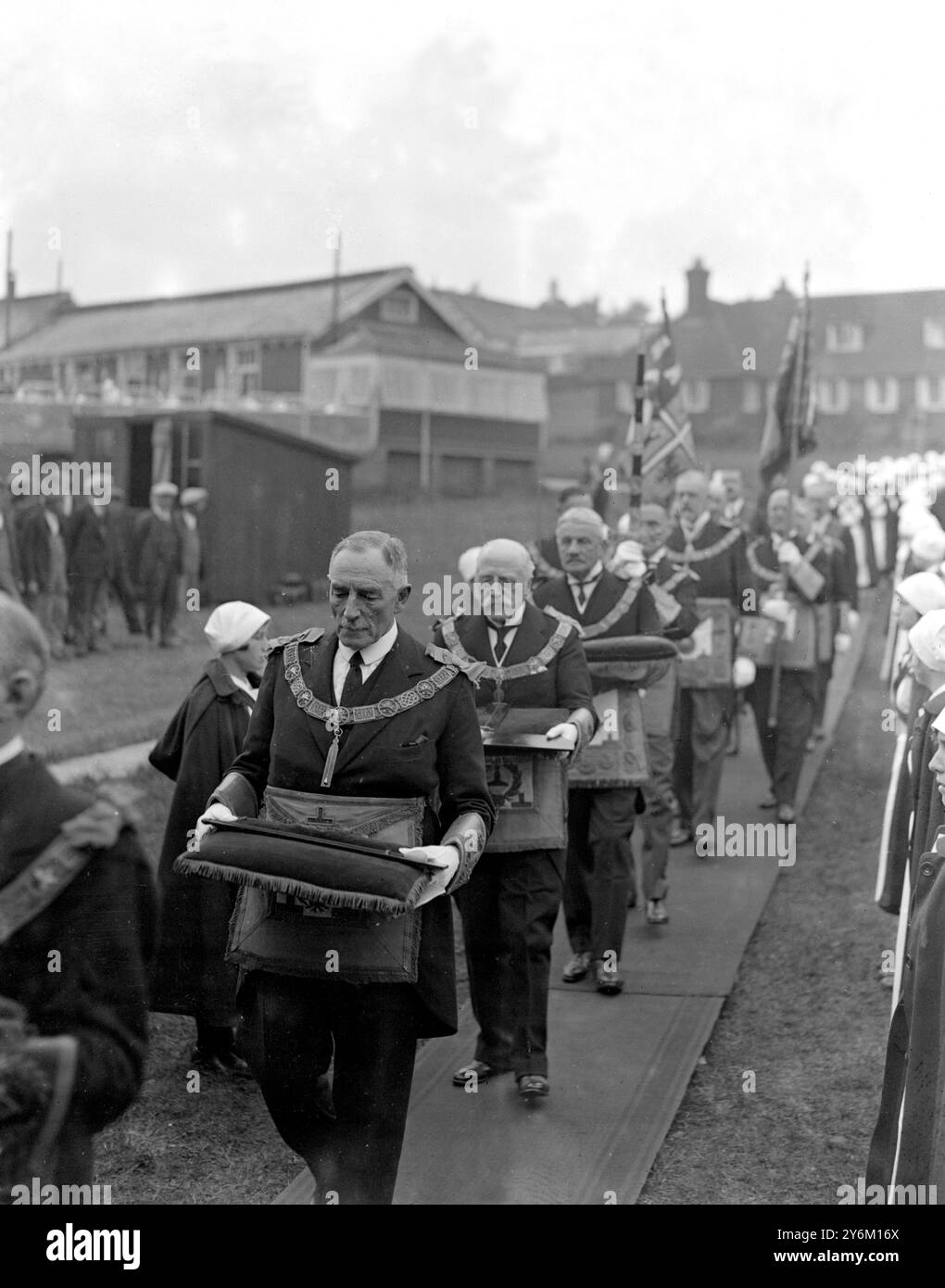 Une cérémonie maçonnique complète a été observée lorsque Lord Ampthill a posé la première pierre du New Hospital à Alton, Hampshire. 1929 Banque D'Images