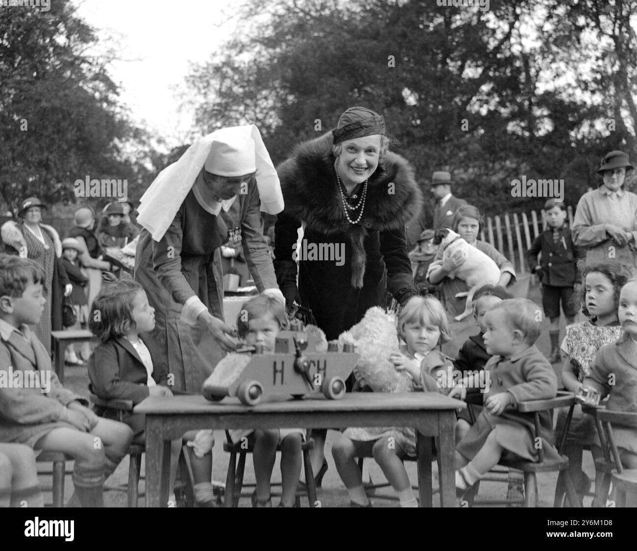 Princesse Irene Bogdan de Roumanie avec quelques enfants lors de sa visite au Princess Marie Louise Council of National Day Nurseries Shelter à Battersea Park, Londres. Sims, 18 septembre 1935 Banque D'Images