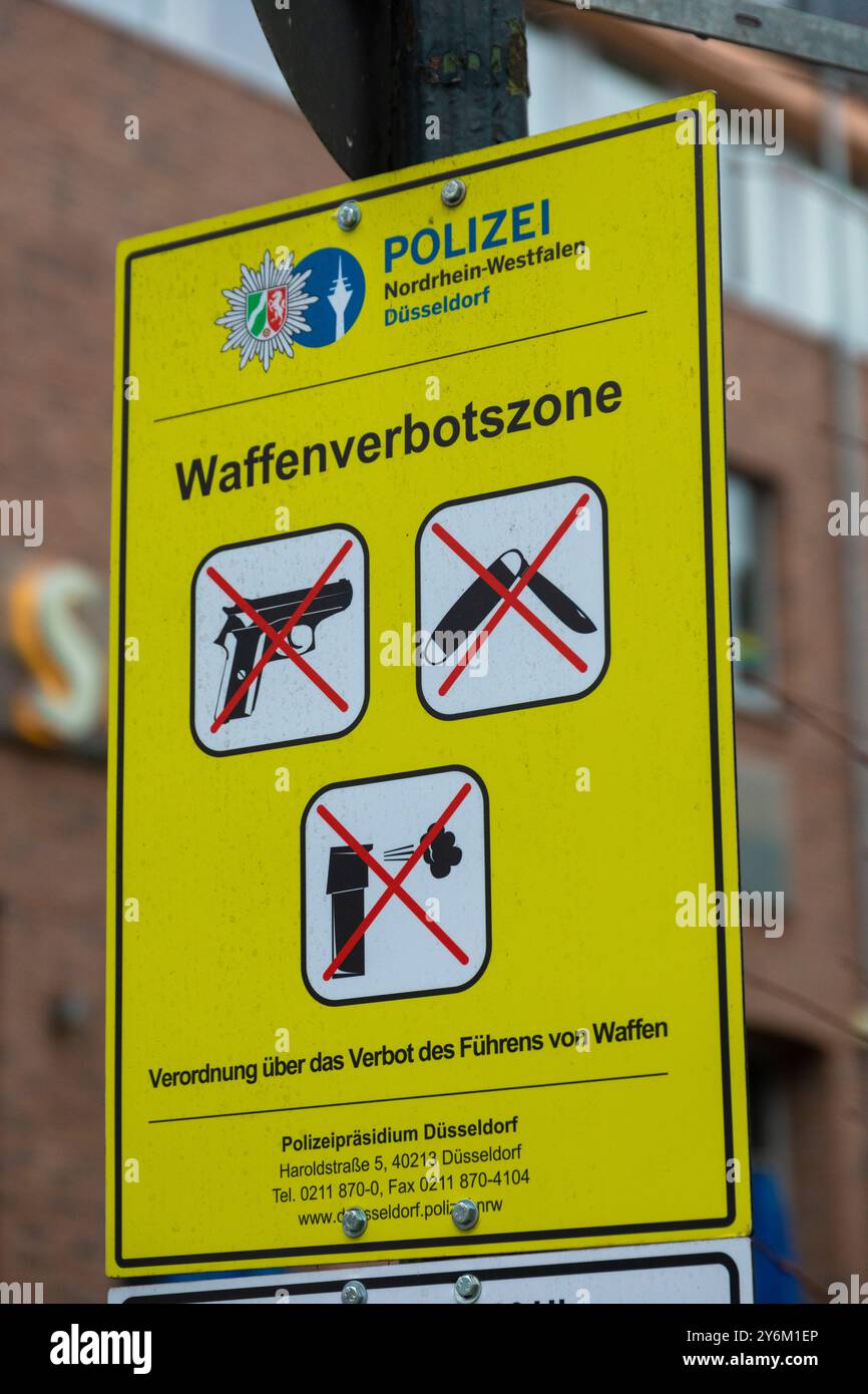 Allemagne, police allemande. Panneau d'interdiction d'armes dans le centre-ville Banque D'Images