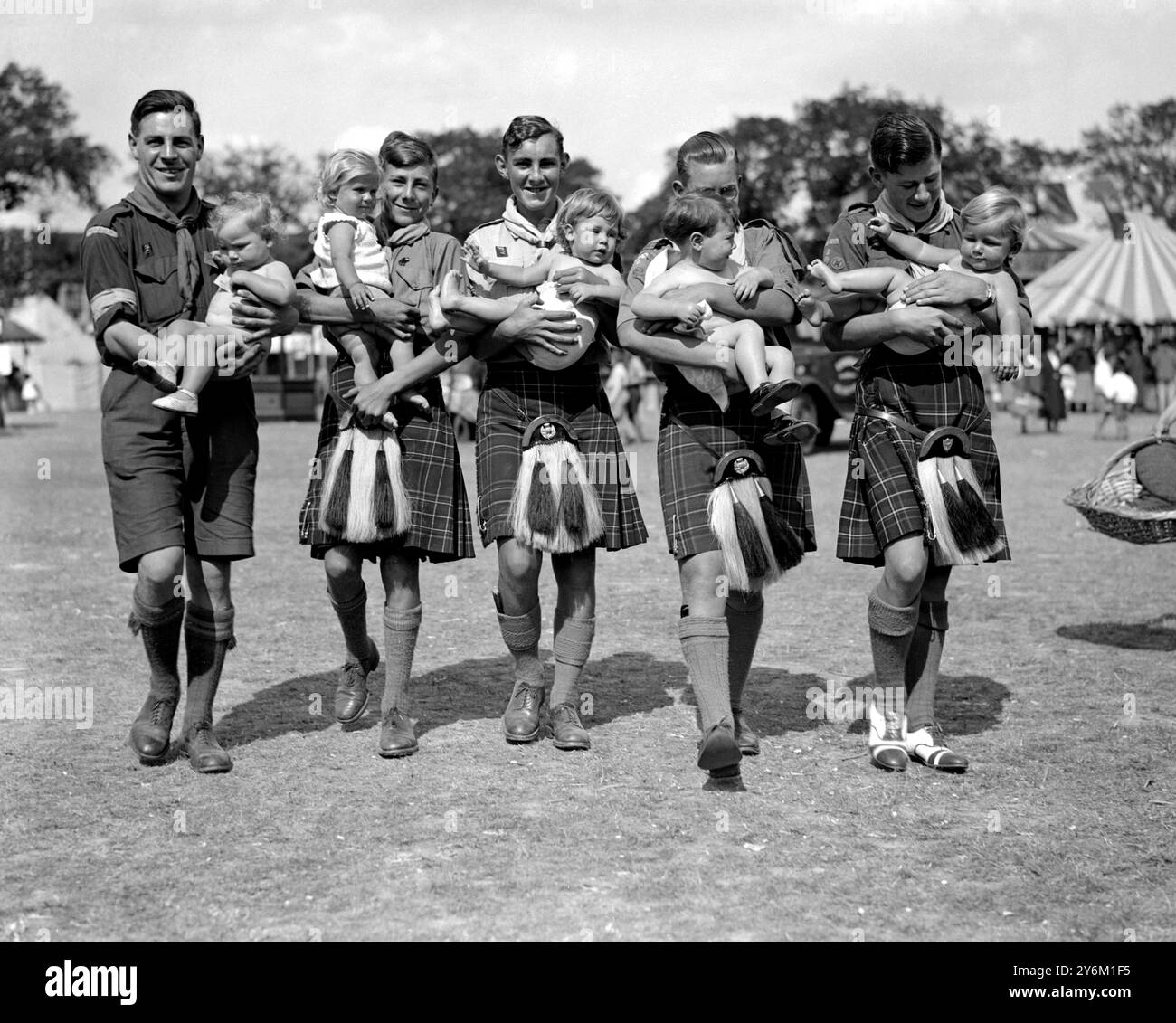 Les scouts écossais prêtent un coup de main au baby show dans Chalkwell Park pendant la semaine du carnaval de Southend. Emerton. Banque D'Images