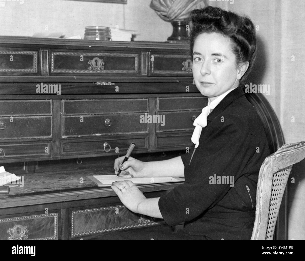 Mme Kathleen Gimpel, anciennement commandant de la F.A.N.Y., a été nommée O.B.E. pour ses services lors d'opérations militaires en Europe du Nord-Ouest. Au début de la guerre, Mme Gimpel, alors Mlle Moore, canadienne de naissance, étudiait à la Sorbonne à Paris. Elle travaille ensuite dans le bureau de l'attaché militaire britannique à Paris et, en 1940, elle vient à Londres pour des tâches de renseignement du War Office, travaillant dans la section de liaison française. Une partie de son travail consistait à informer les agents français qui étaient parachutés en France. L'un d'eux était Earnest Gimpel, un officier de chars français qui s'était évadé six fois de l'emprisonnement allemand Banque D'Images