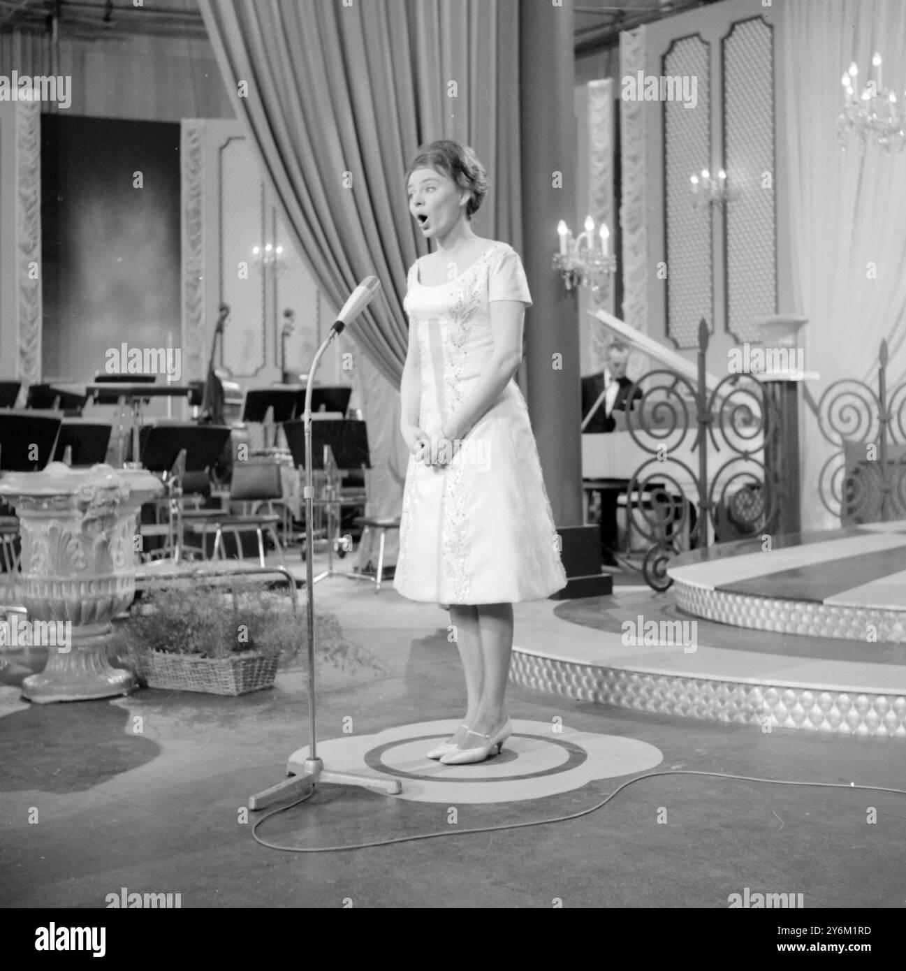 Luxembourg : vu au septième Festival Eurovision de la chanson qui s'est tenu ici le 18 mars est Ellen Winther du Danemark. 20 mars 1962 Banque D'Images