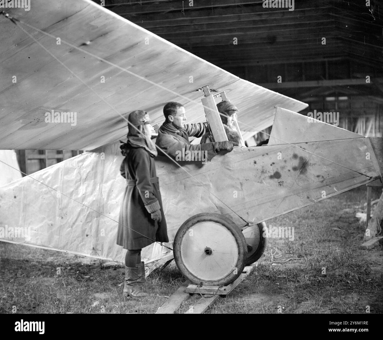 L'école de vol à voile du capitaine F (Frederick) Warren Merriam à Whiteley Bank, près de Shanklin, île de Wight. Débuter avec un passager - c'est le seul planeur équipé du Dual Control. Le capitaine Merriam écrivait D'ABORD À TRAVERS LES NUAGES. L'autobiographie d'un pionnier de Box-Kite. Publié par Batsford London en 1954. Le Boxkite fut le premier avion à atterrir à l'envers (dans la ferme d'égouts de Brooklands). Le Flight Lieutenant Frederick Warren Merriam a été le premier à créer la scène du film ces hommes magnifiques dans leurs machines volantes. Alfieri, publié dans le Sunday Herald, 18 mars 1923 Banque D'Images