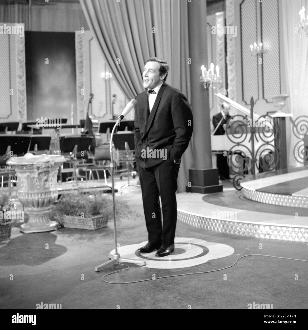 Luxembourg : François Deguelt de Monaco qui a gagné la deuxième place du Festival Eurovision de la chanson dimanche ici. La France est arrivée première et le Luxembourg troisième. 20 mars 1962 Banque D'Images
