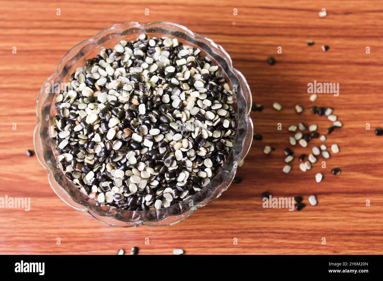 Split Black Lentil également connu sous le nom de Black Gram, Black urad Dal, Vigna Mungo, urad Bean sur fond de bois brun Banque D'Images