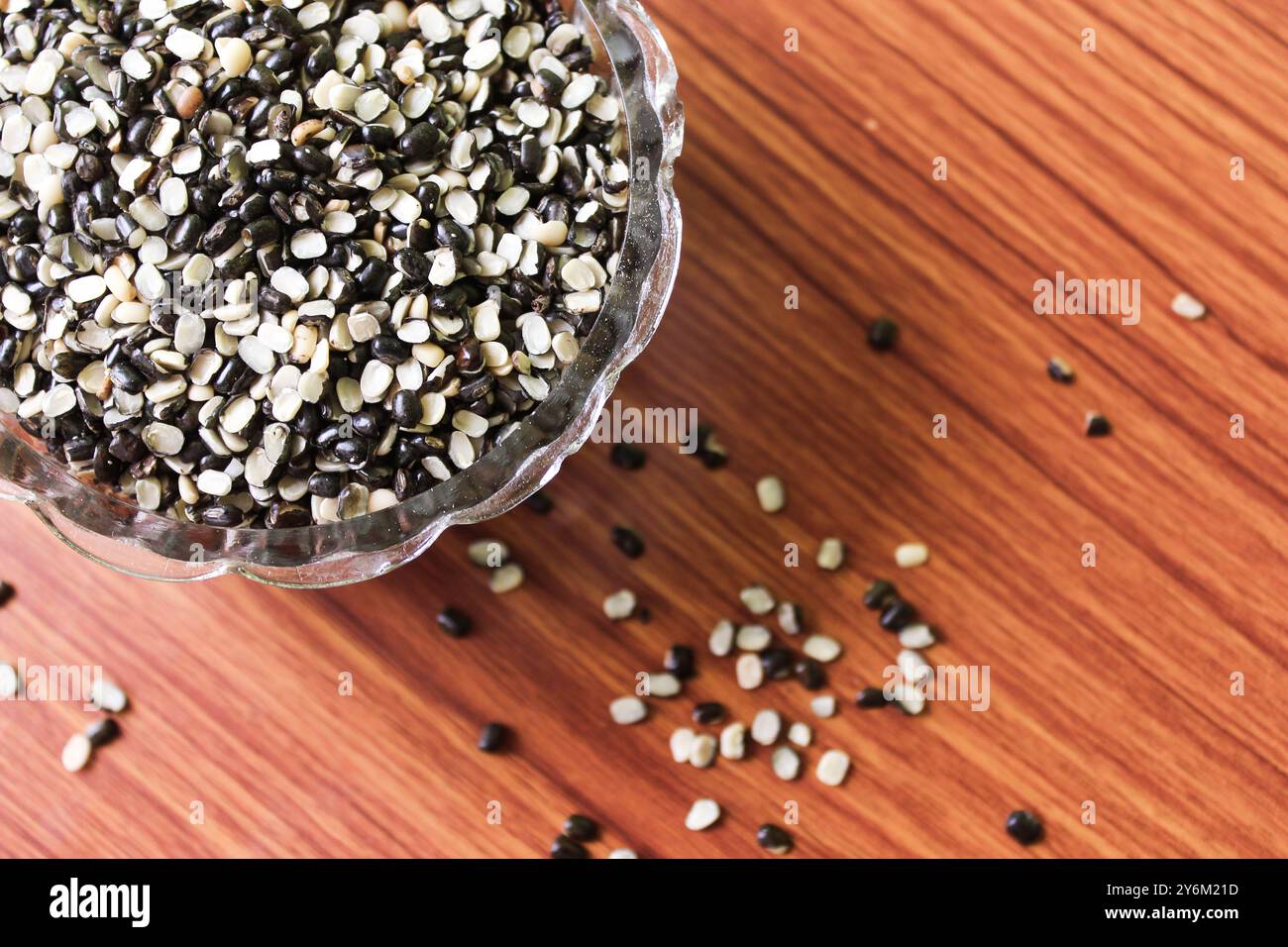 Split Black Lentil également connu sous le nom de Black Gram, Black urad Dal, Vigna Mungo, urad Bean sur fond de bois brun Banque D'Images