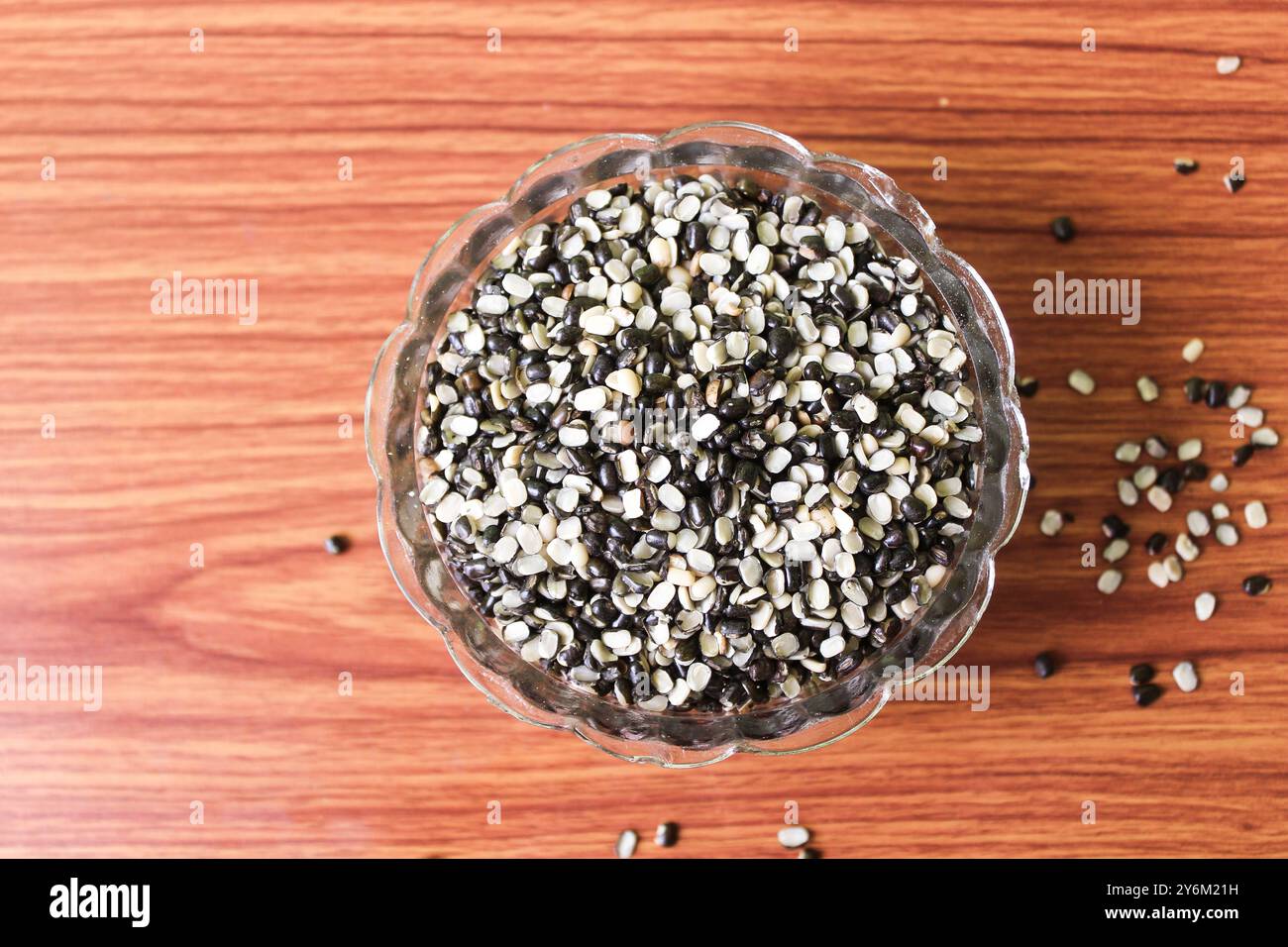 Split Black Lentil également connu sous le nom de Black Gram, Black urad Dal, Vigna Mungo, urad Bean sur fond de bois brun Banque D'Images