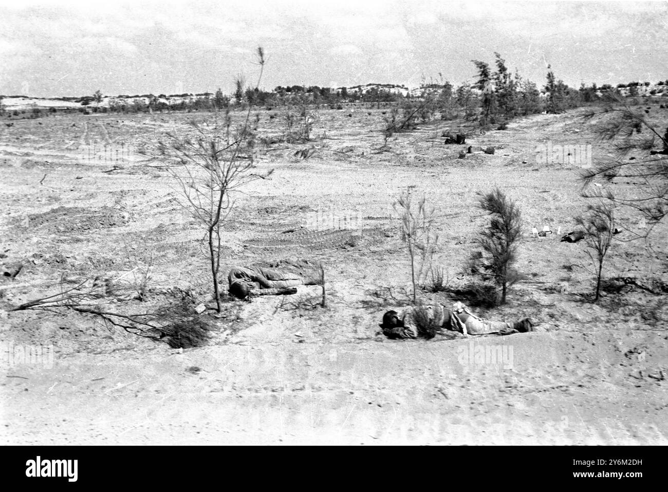Guerre des 6 jours El Arish, Egypte : soldats égyptiens morts dans la zone entre El Arish et la bande de Gaza, avec les traces de véhicules blindés (arrière-plan). 7 juin 1967 Banque D'Images