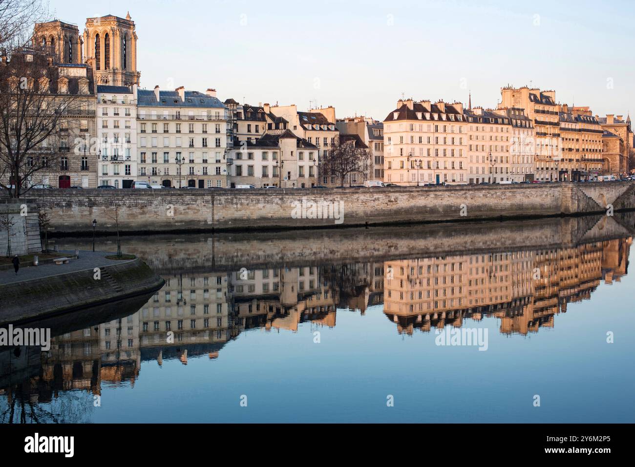 France, Paris, 75, 4ème arrondissement, Ile de la Cité, Quai aux fleurs, reflets de bâtiments de la Seine, février 2023. Banque D'Images