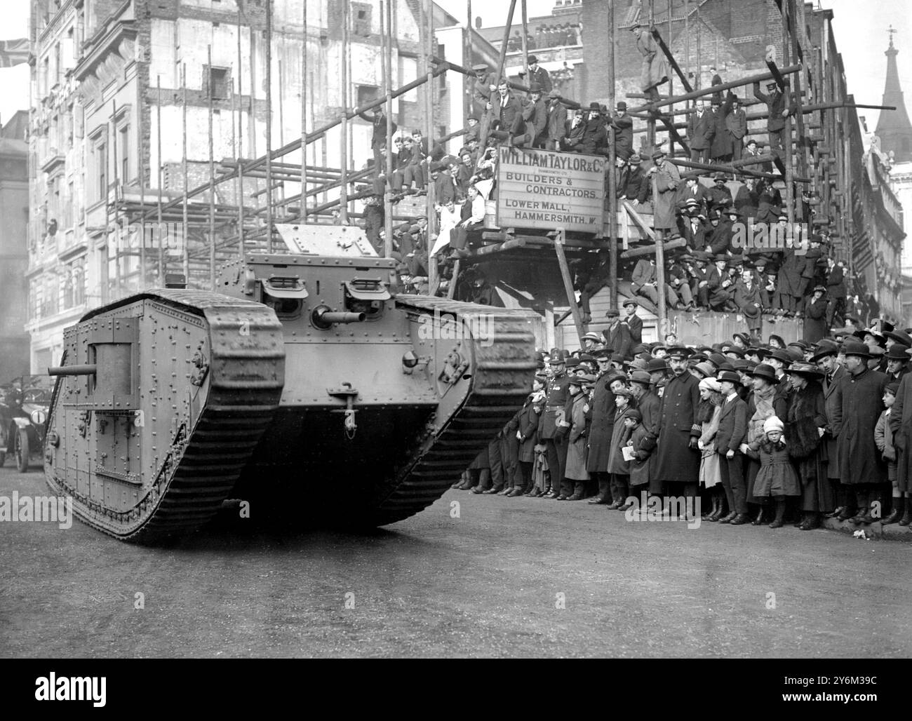 Lord Mayor of London's Show, 1917. Réservoir en procession à l'extérieur d'un chantier de construction dans Lower Mall, Hammersmith. Spectateurs debout sur un échafaudage. 9 novembre 1917 Banque D'Images