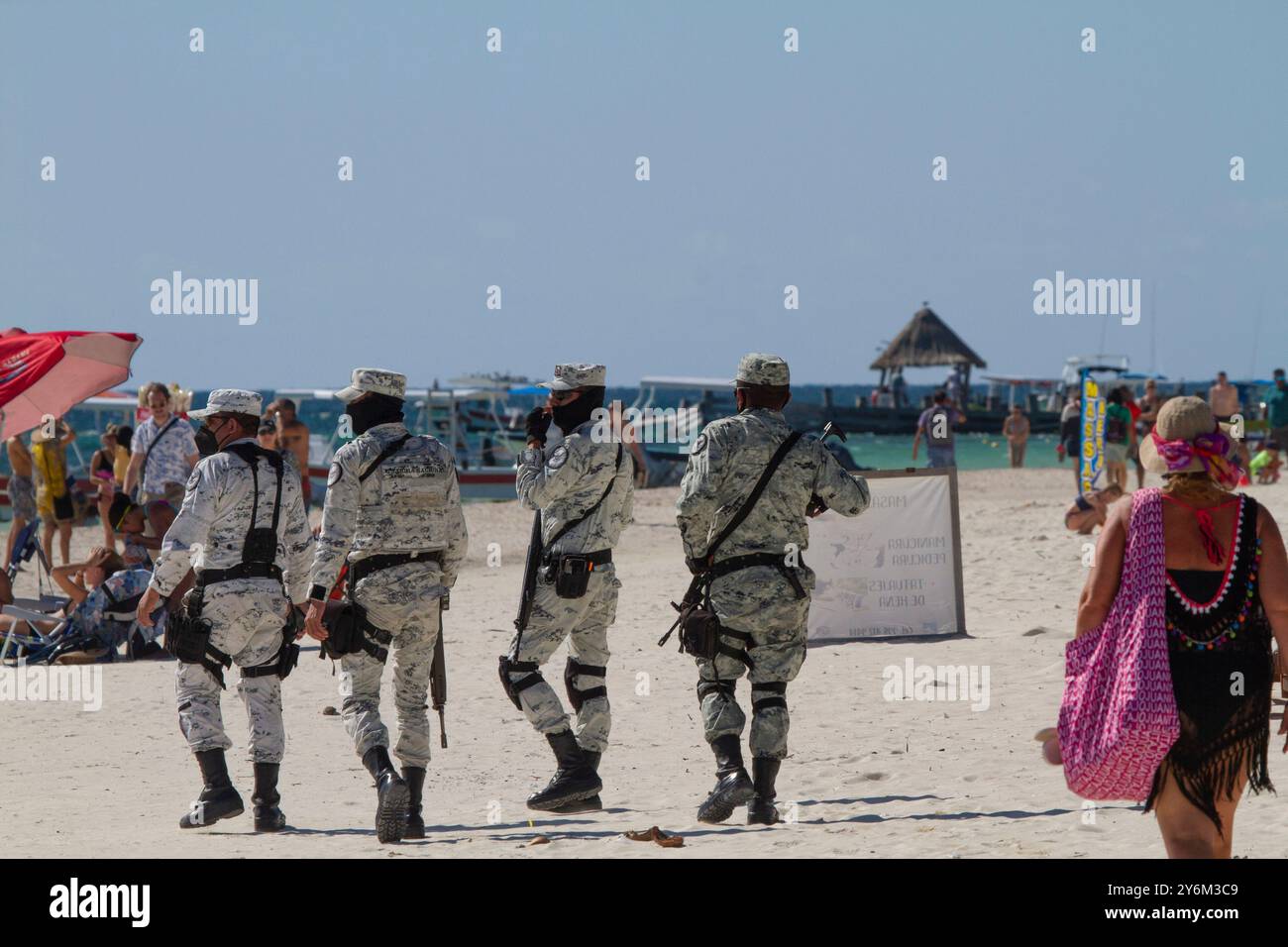 Mexique, État de Quintana Roo, Puerto Morelos. Un groupe militaire lourdement armé garde la plage Banque D'Images Mexique, État de Quintana Roo, Puerto Morelos. Un groupe militaire lourdement armé garde la plage Banque D'Images
