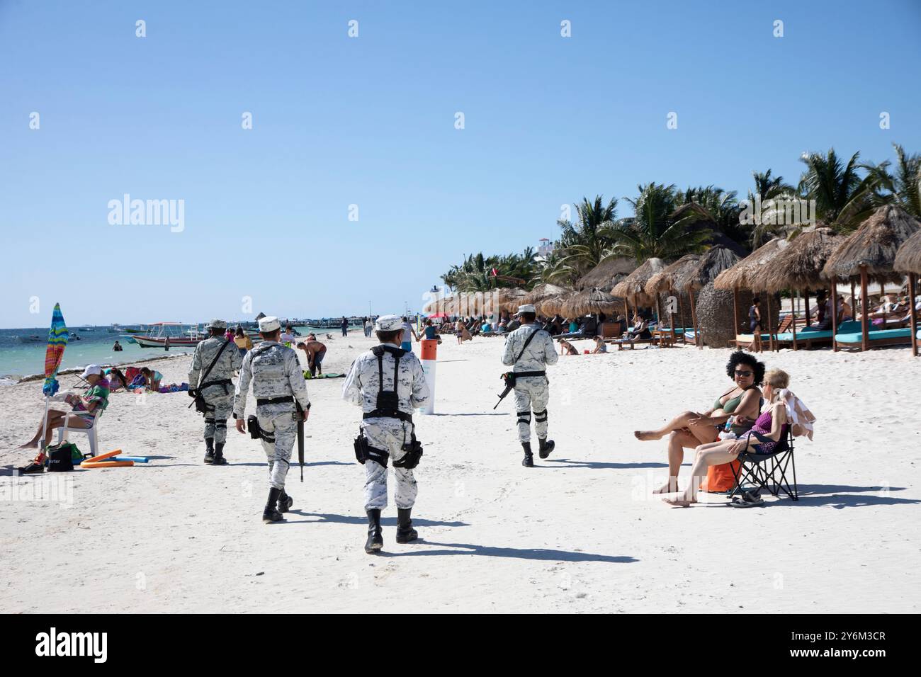 Mexique, État de Quintana Roo, Puerto Morelos. Un groupe militaire lourdement armé garde la plage Banque D'Images Mexique, État de Quintana Roo, Puerto Morelos. Un groupe militaire lourdement armé garde la plage Banque D'Images
