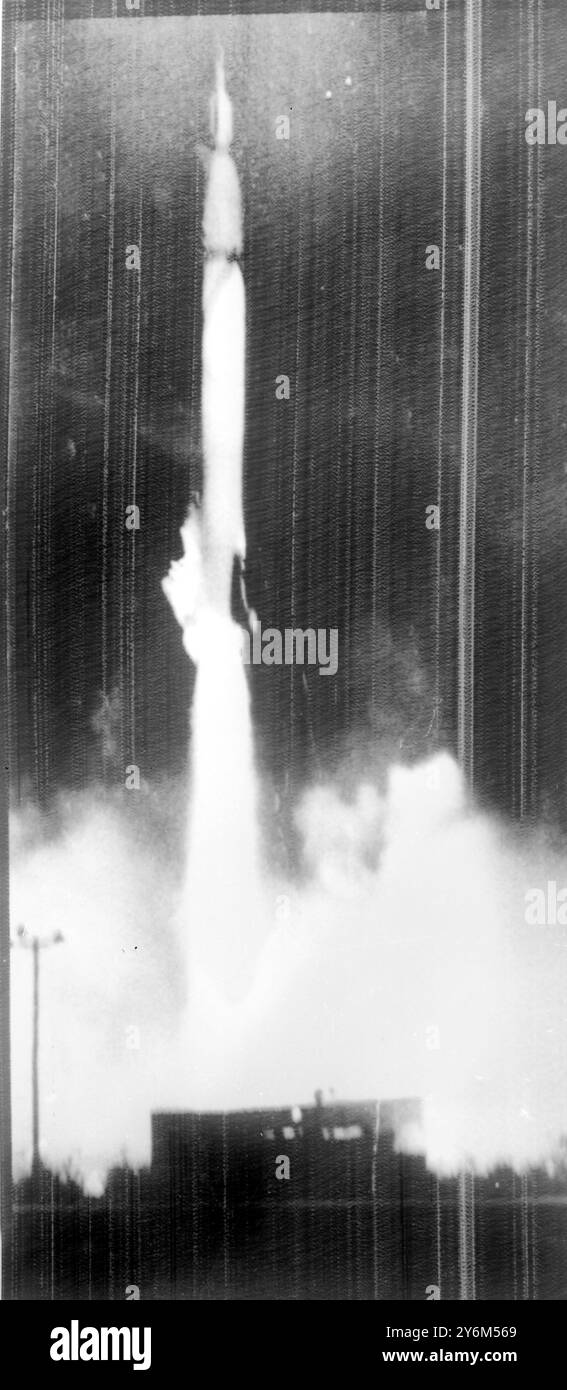 Cape Canaveral, Floride : avec une poussée de flammes et de vapeur, la fusée Jupiter C de l'armée américaine est lancée vers le ciel au centre d'essai de Cape Canaveral, transportant un satellite terrestre de 29,7 livres nommé « Explorer », qui le lance avec succès en orbite. Selon les rapports , l'Explorer, ce matin, tourbillonnait autour du monde toutes les 113 minutes, et avait atteint une altitude maximale de 2 000 miles. Deux heures après le lancement, le président Eisenhower a annoncé le succès de la Maison Blanche temporaire à Augusta, Géorgie, où il est allé pour des vacances de golf. 1er février 1958 Banque D'Images