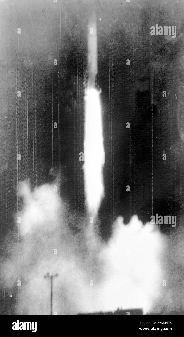 Cape Canaveral, Floride : avec une poussée de flammes et de vapeur, la fusée Jupiter C de l'armée américaine est lancée vers le ciel au centre d'essai de Cape Canaveral, transportant un satellite terrestre de 29,7 livres nommé « Explorer », qui le lance avec succès en orbite. Selon les rapports , l'Explorer, ce matin, tourbillonnait autour du monde toutes les 113 minutes, et avait atteint une altitude maximale de 2 000 miles. Deux heures après le lancement, le président Eisenhower a annoncé le succès de la Maison Blanche temporaire à Augusta, Géorgie, où il est allé pour des vacances de golf. 1er février 1958 Banque D'Images