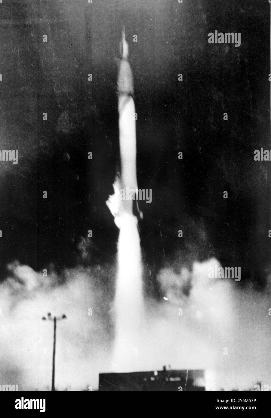 Cape Canaveral, Floride : avec une poussée de flammes et de vapeur, la fusée Jupiter C de l'armée américaine est lancée vers le ciel au centre d'essai de Cape Canaveral, transportant un satellite terrestre de 29,7 livres nommé « Explorer », qui le lance avec succès en orbite. Selon les rapports , l'Explorer, ce matin, tourbillonnait autour du monde toutes les 113 minutes, et avait atteint une altitude maximale de 2 000 miles. Deux heures après le lancement, le président Eisenhower a annoncé le succès de la Maison Blanche temporaire à Augusta, Géorgie, où il est allé pour des vacances de golf. 1er février 1958 Banque D'Images