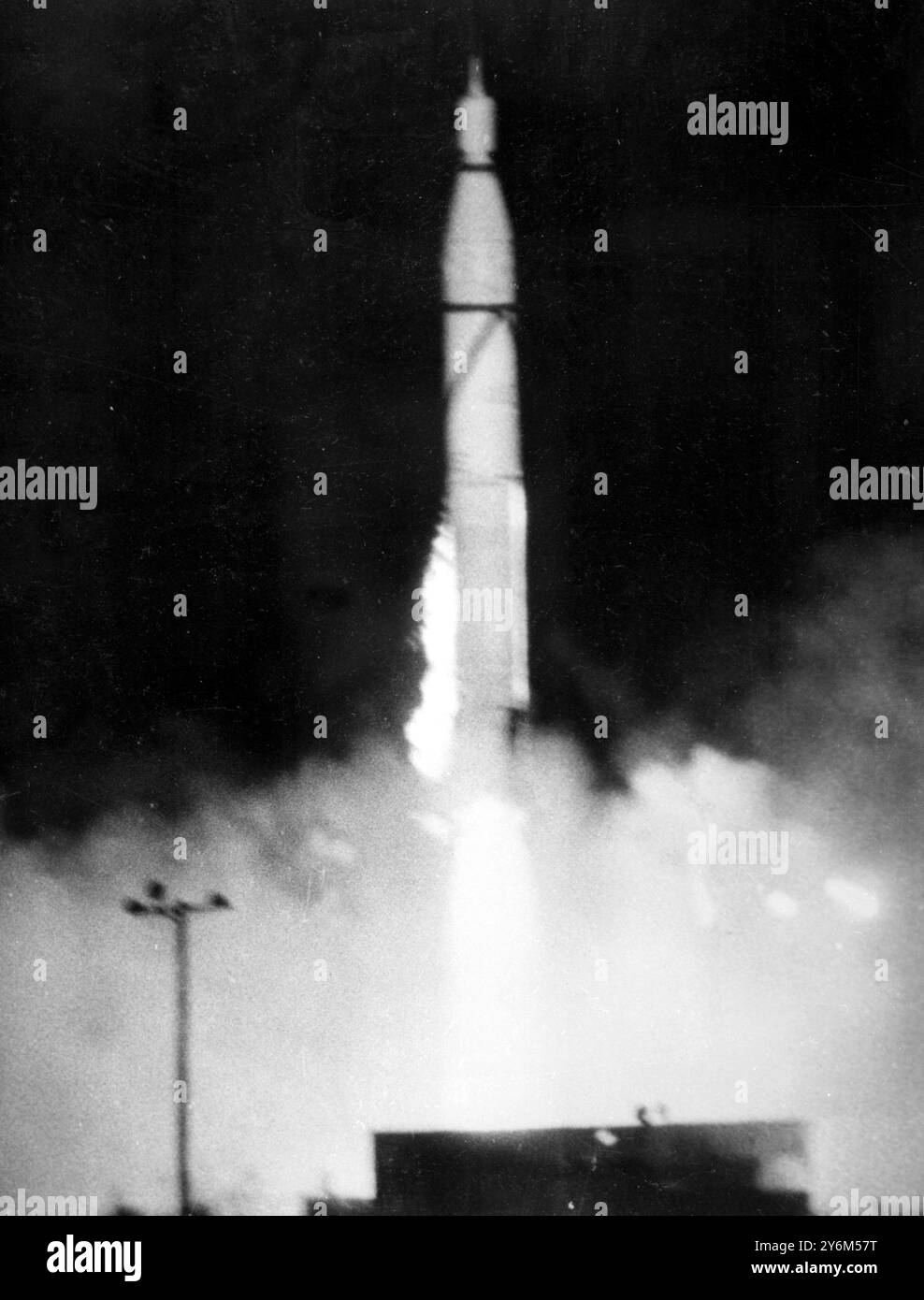 Cape Canaveral, Floride : avec une poussée de flammes et de vapeur, la fusée Jupiter C de l'armée américaine est lancée vers le ciel au centre d'essai de Cape Canaveral, transportant un satellite terrestre de 29,7 livres nommé « Explorer », qui le lance avec succès en orbite. Selon les rapports , l'Explorer, ce matin, tourbillonnait autour du monde toutes les 113 minutes, et avait atteint une altitude maximale de 2 000 miles. Deux heures après le lancement, le président Eisenhower a annoncé le succès de la Maison Blanche temporaire à Augusta, Géorgie, où il est allé pour des vacances de golf. 1er février 1958 Banque D'Images