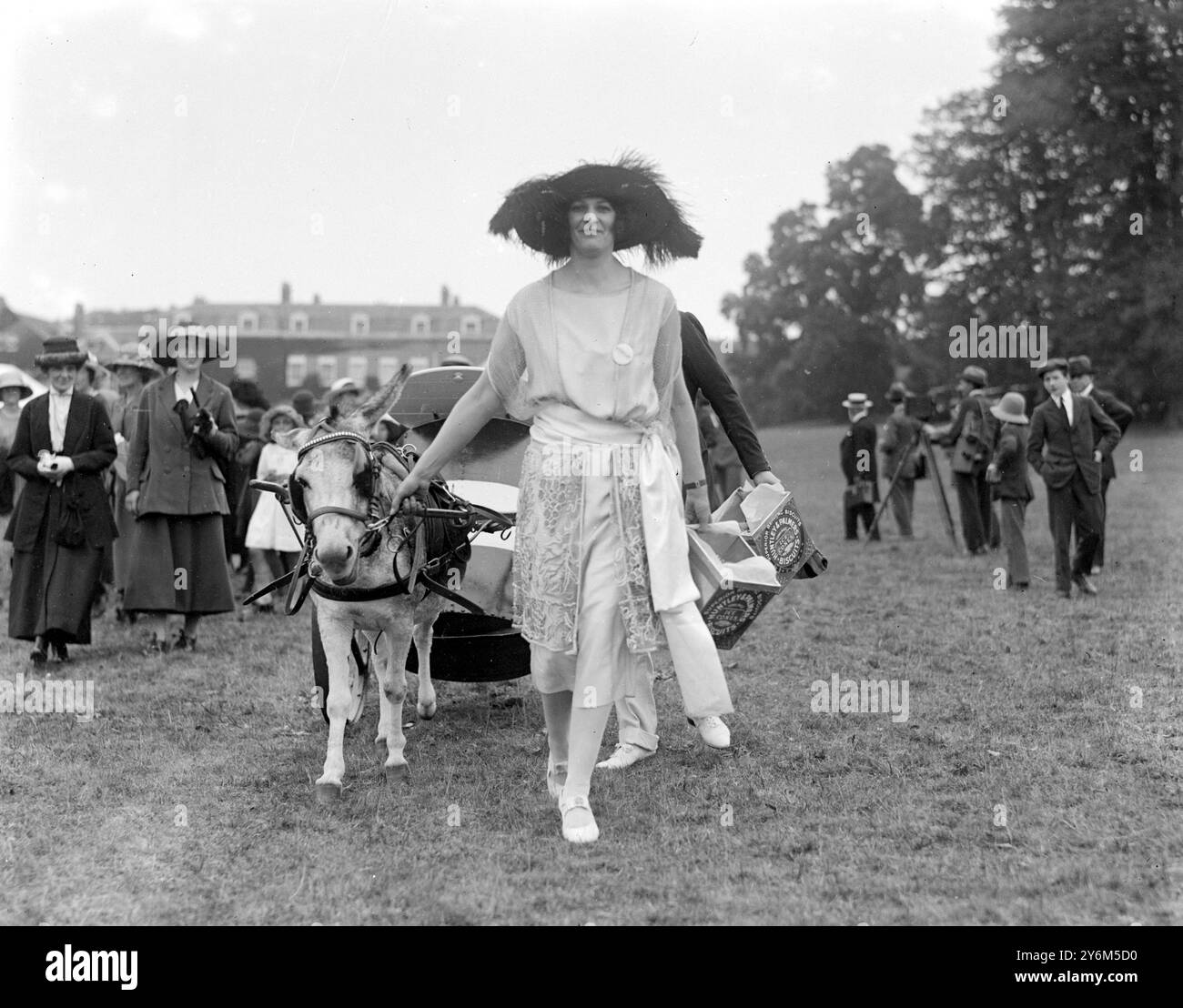Fete à Sunninghill Park, Ascot, à l'aide des maisons d'air frais de l'armée de l'Église. Lady Mainwaring des années 1020 et son Ice Cream Barrow. Banque D'Images