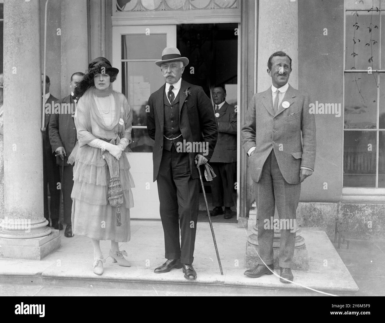 Fete à Sunninghill Park, Ascot, à l'aide des maisons d'air frais de l'armée de l'Église. Mme Benjamin Guinness, duc de Connaught, major général Sir Sefton Brancker. 1920-1930 Banque D'Images