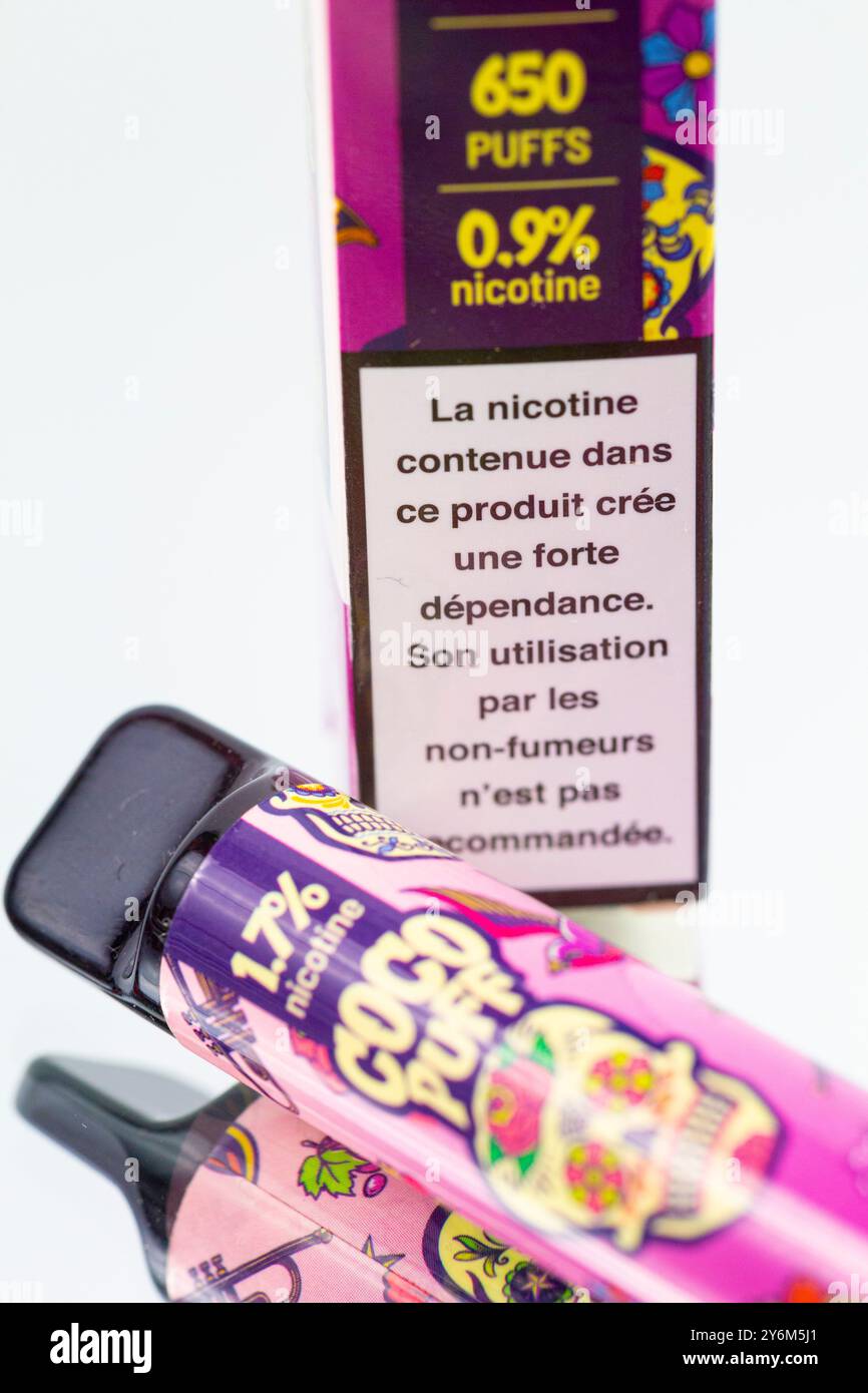 Bouffée, petite cigarette électronique jetable Banque D'Images