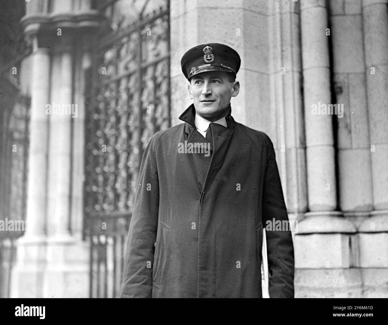 Stoker Jenkins arrive devant les tribunaux, lorsqu'il introduit une demande de dommages-intérêts et d'emprisonnement contre le capitaine R. Shelley et l'amiral de la flotte comte de Cork et Orrery à la suite d'une sentence de la cour martiale. 22 février 1939 Banque D'Images