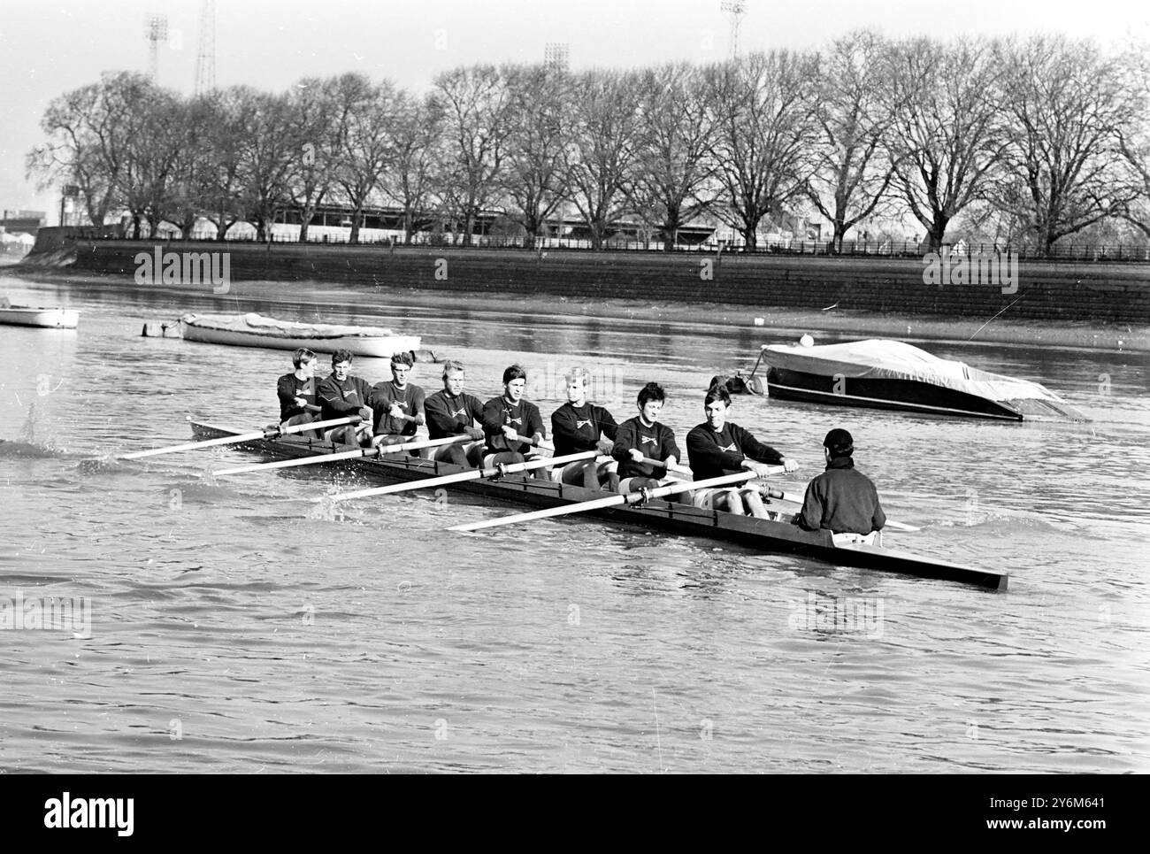 Londres : Out on the Thames Tideway ce matin - 13 mars - pour la première fois cette année sont les Dark Blues d'Oxford. L'équipage a rejoint Cambridge sur le Tideway en préparation finale pour la Varsity Boat Race annuelle qui a lieu le 25 mars. Cambridge est arrivé son dernier jeudi. Deux américains, de l'Université de Yale, font partie de l'équipage de course de bateaux d'Oxford. De la proue : J.R. Bockstoce de Yale et St Edmund Hall ; M.S. Kennard : CF.H. Freeman, J.E. Jensen of Yale and New College ; J.K. Mullard, C.I. Blackwall, D. Topolski, P.G. Saltmarsh, AVC et Peter Miller, cox. 13 mars 1967 Banque D'Images