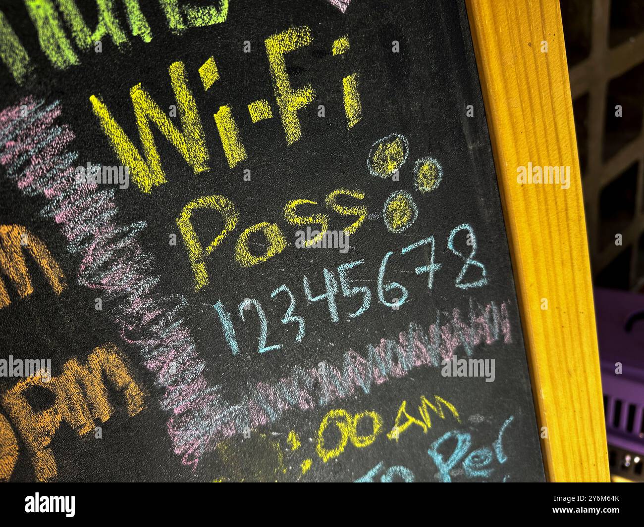 WiFi, mot de passe sur un tableau noir dans un hôtel Banque D'Images