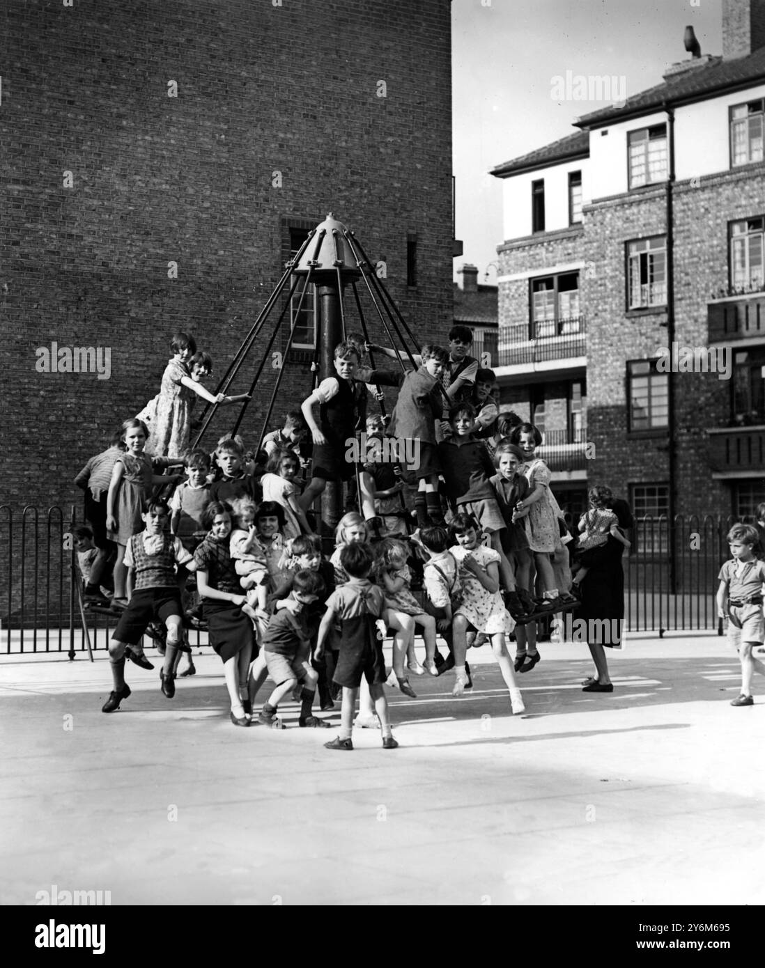 Aire de jeux pour enfants dans les années 1930 Banque D'Images